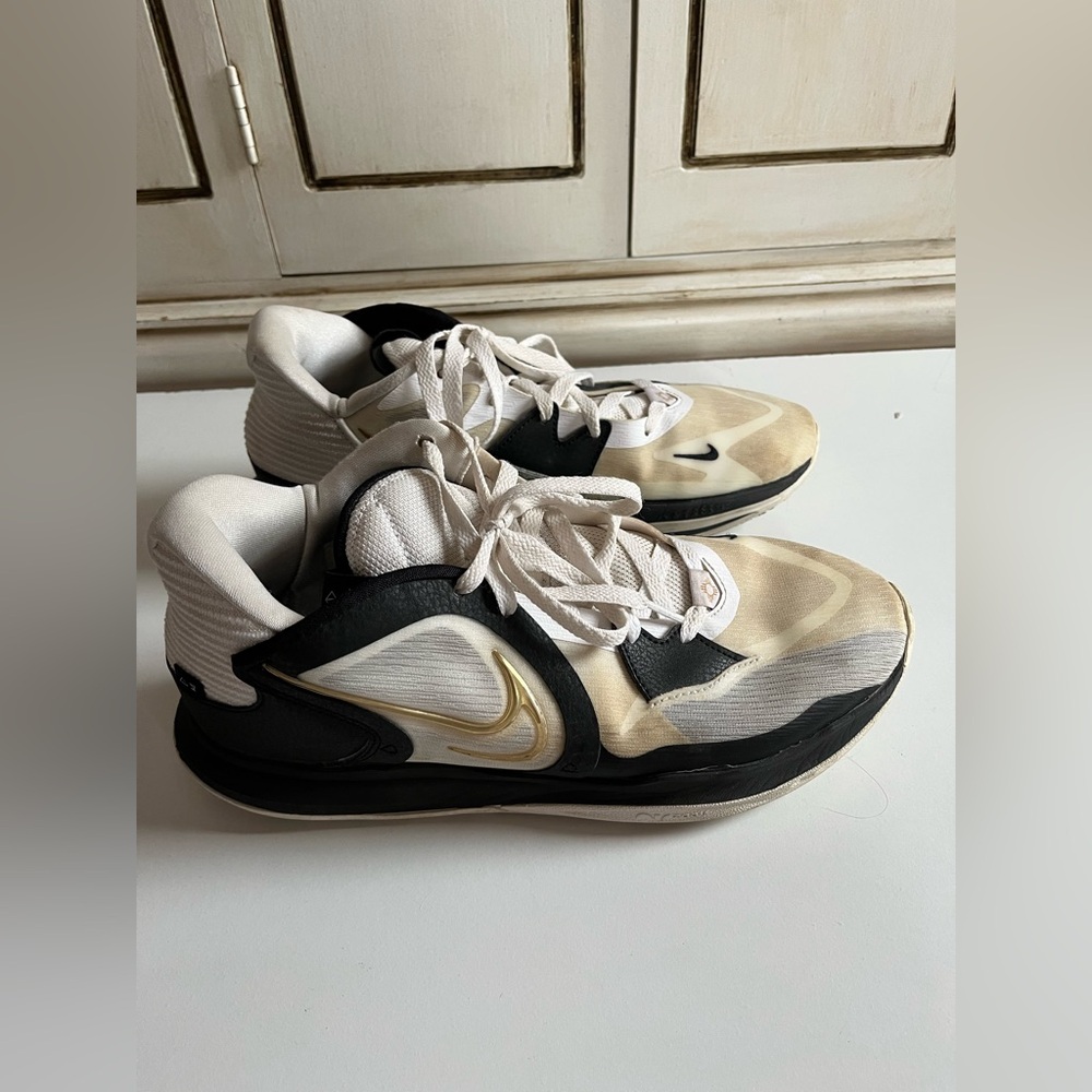 MEN’s NIKE KYRIE LOW 5, DJ6012101 WHITE AND METALLIC GOLD TENNIS SHOES SIZE 11